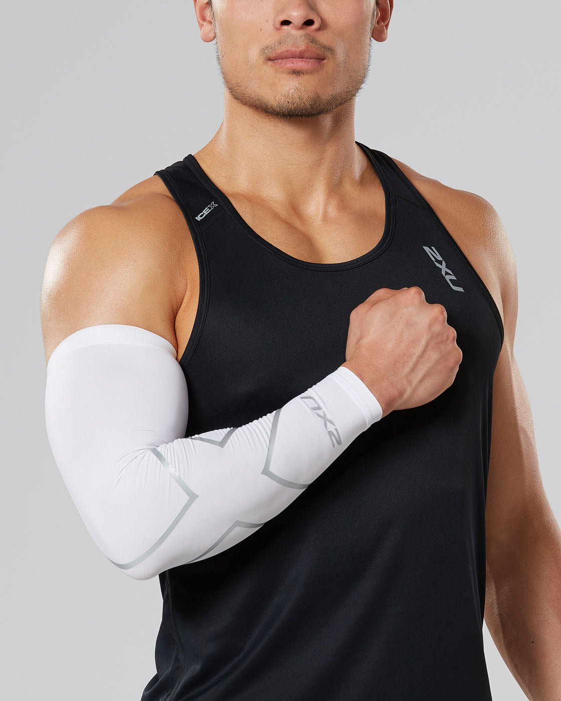 2xu-compression-arm-guard-single-manicotto-compressione-braccio-bianco image 1