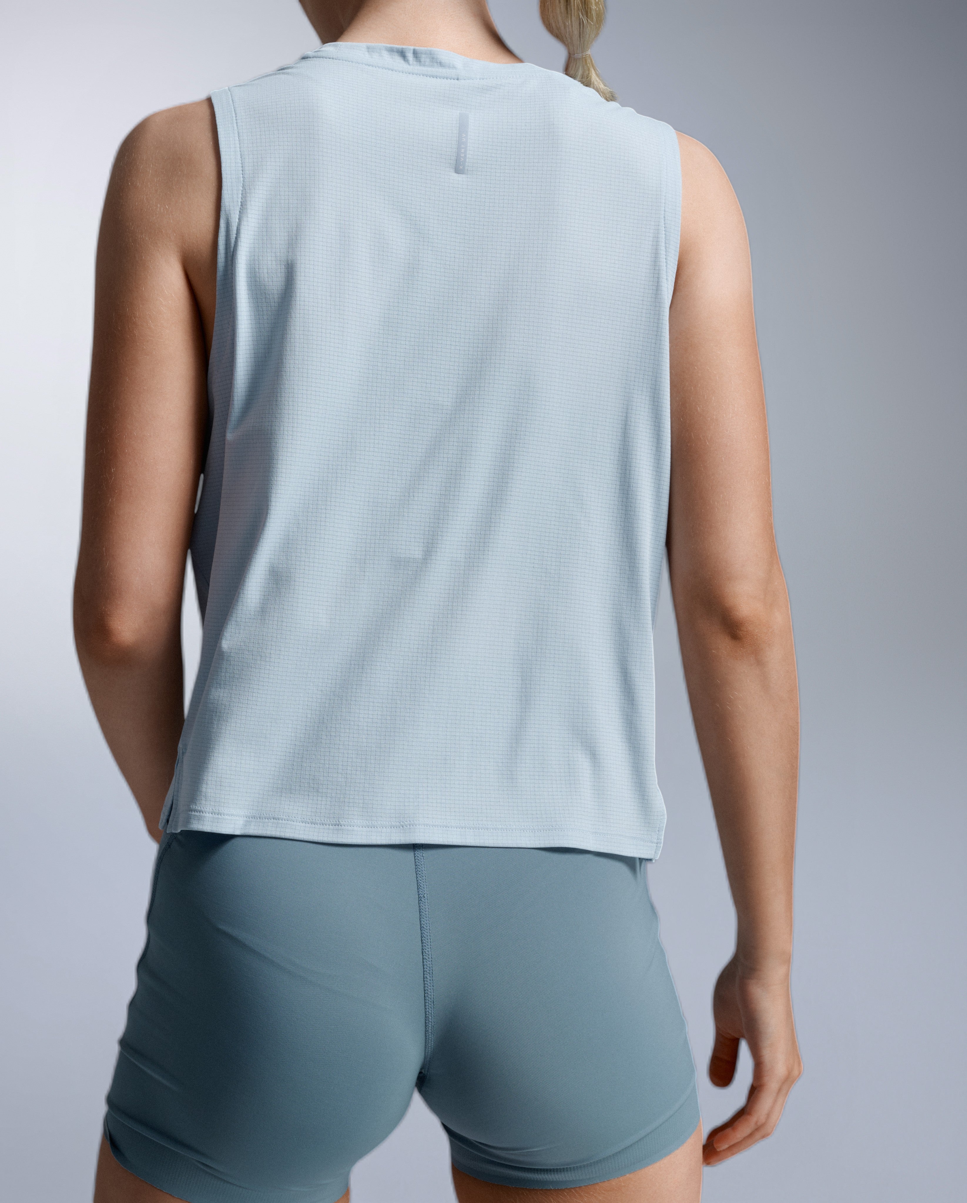 2xu-aero-trail-tank-canotta-trail-running-donna-azzurro image 3