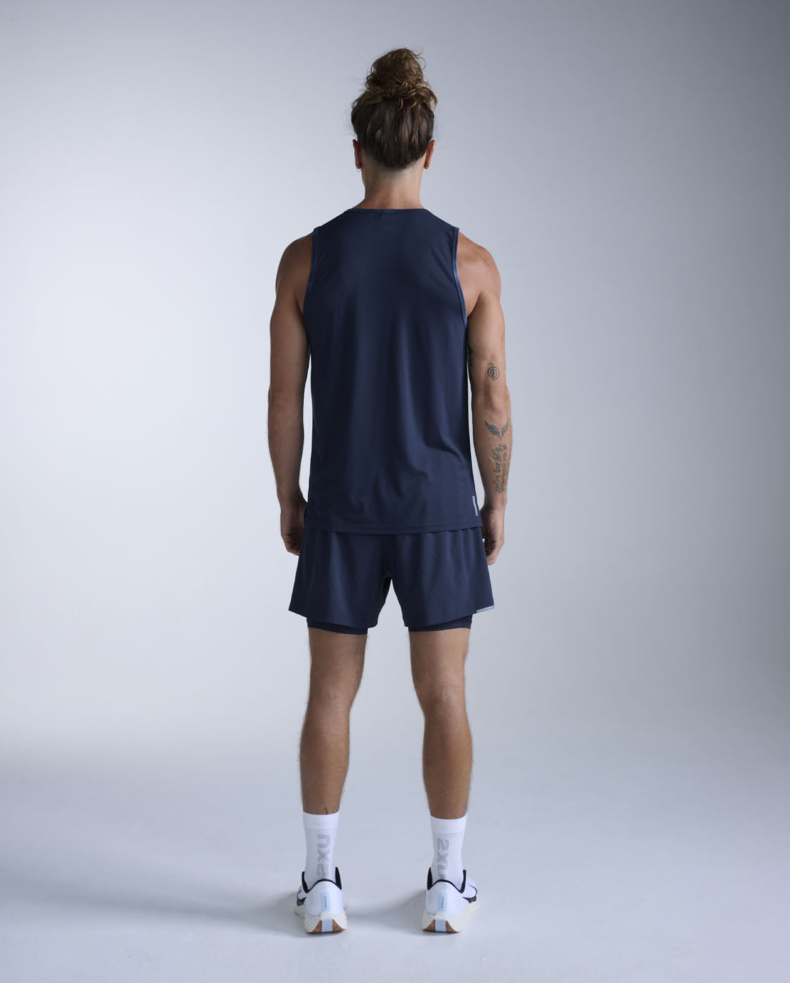 2xu-aero-tank-canotta-running-uomo-slim-blu-navy image 8
