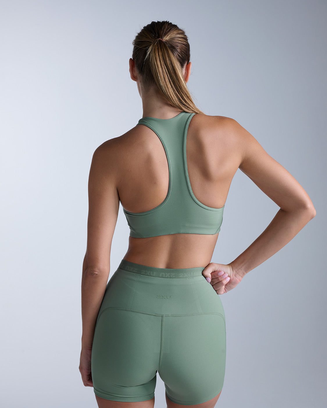 2xu-form-racerback-medium-impact-bra-sportivo image 3