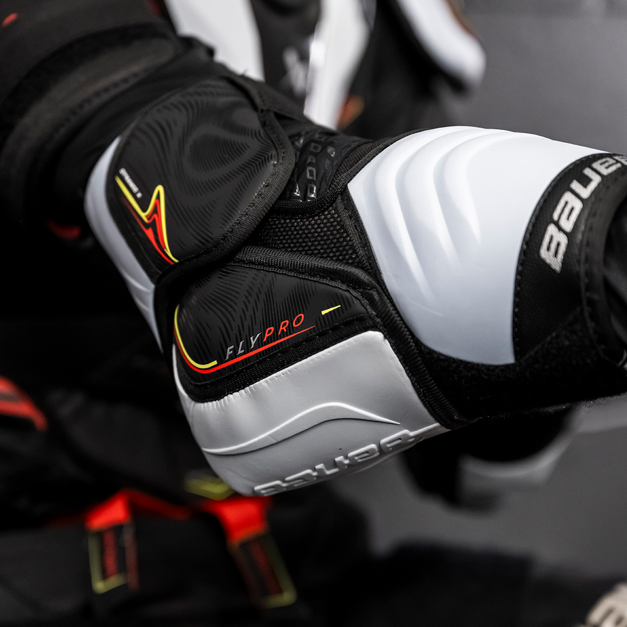 bauer-vapor-flypro-gomitiere-senior image 3