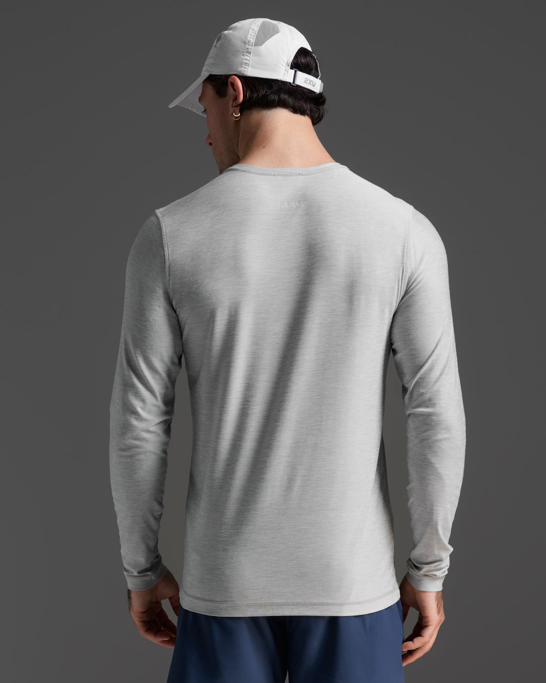 2xu-signature-uomo-t-shirt-manica-lunga-grigia image 3