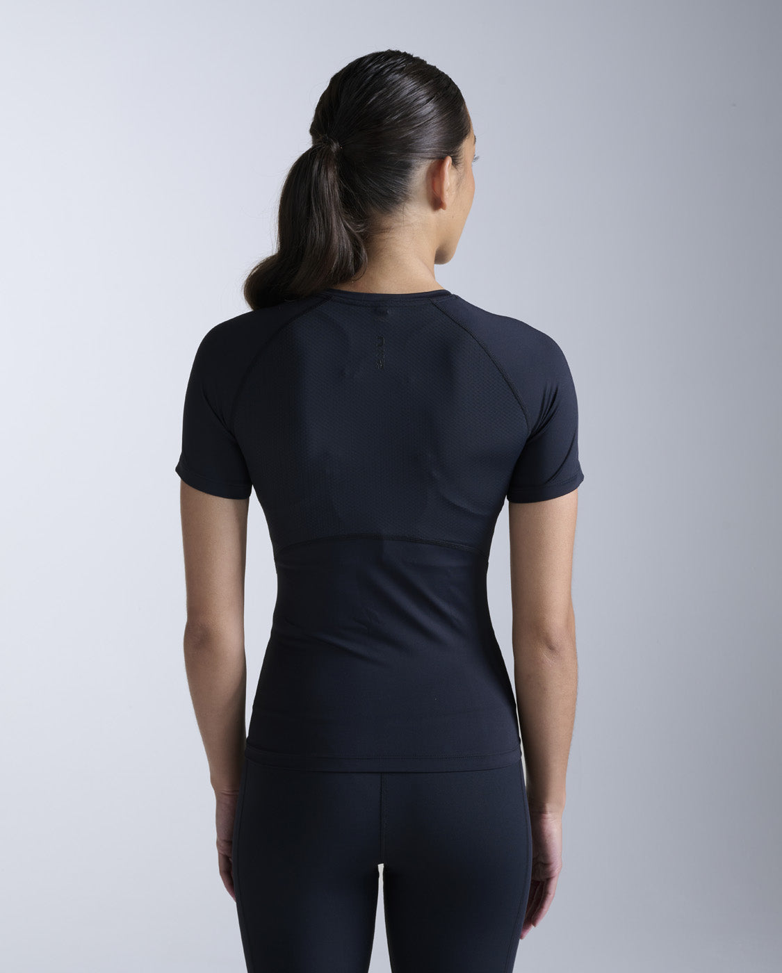 2xu-core-compression-short-sleeve-maglia-compressiva-manica-corta-nero image 4