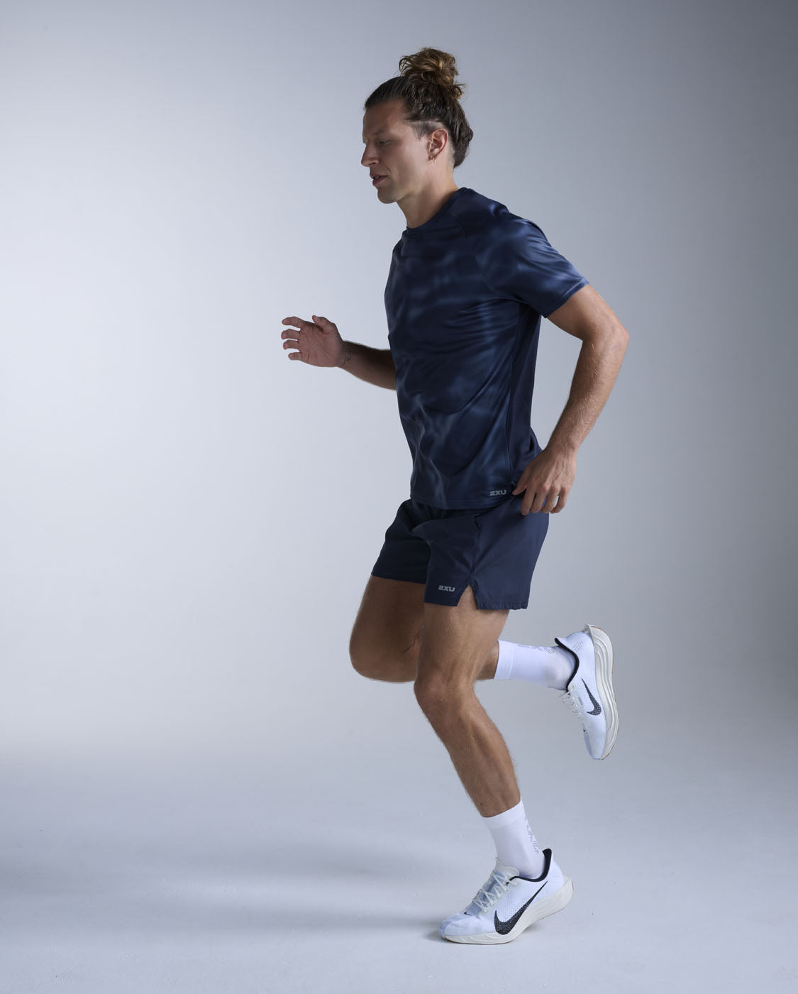 2xu-aero-tee-maglia-running-uomo-blu image 4