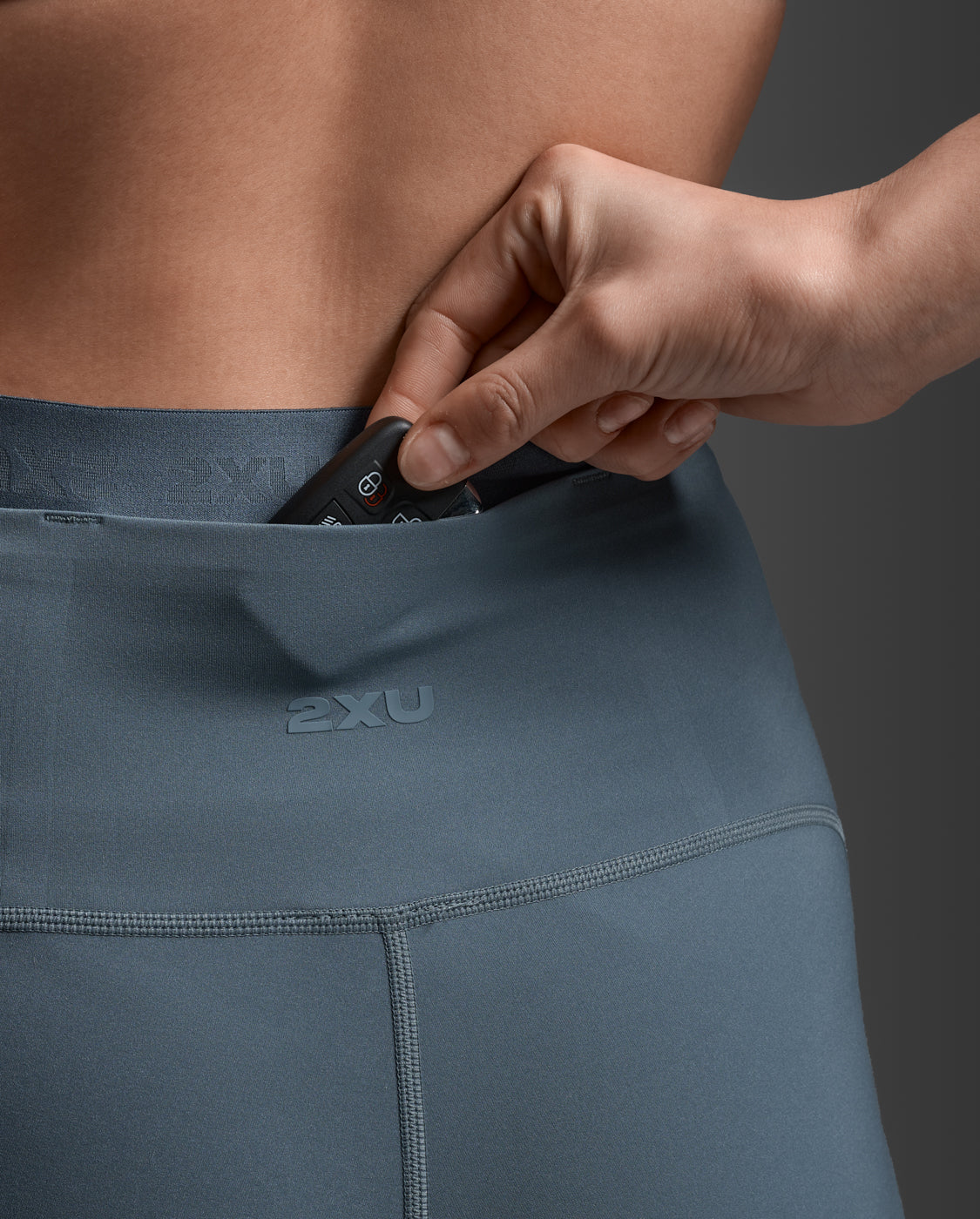 2xu-form-stash-hi-rise-6-compression-short-con-tasche-verde image 8