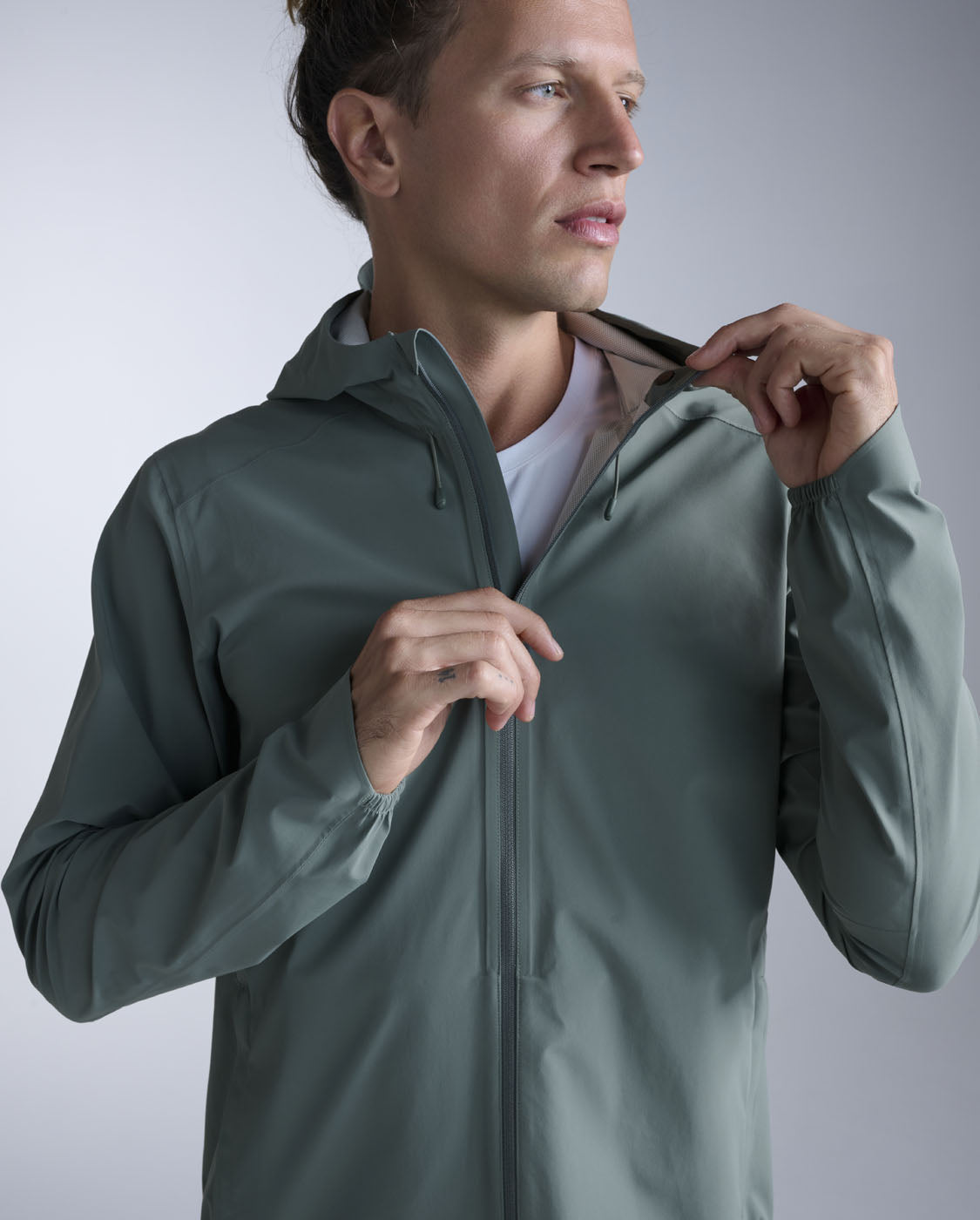 2xu-ignition-shield-uomo-giacca-impermeabile-running-verde image 4