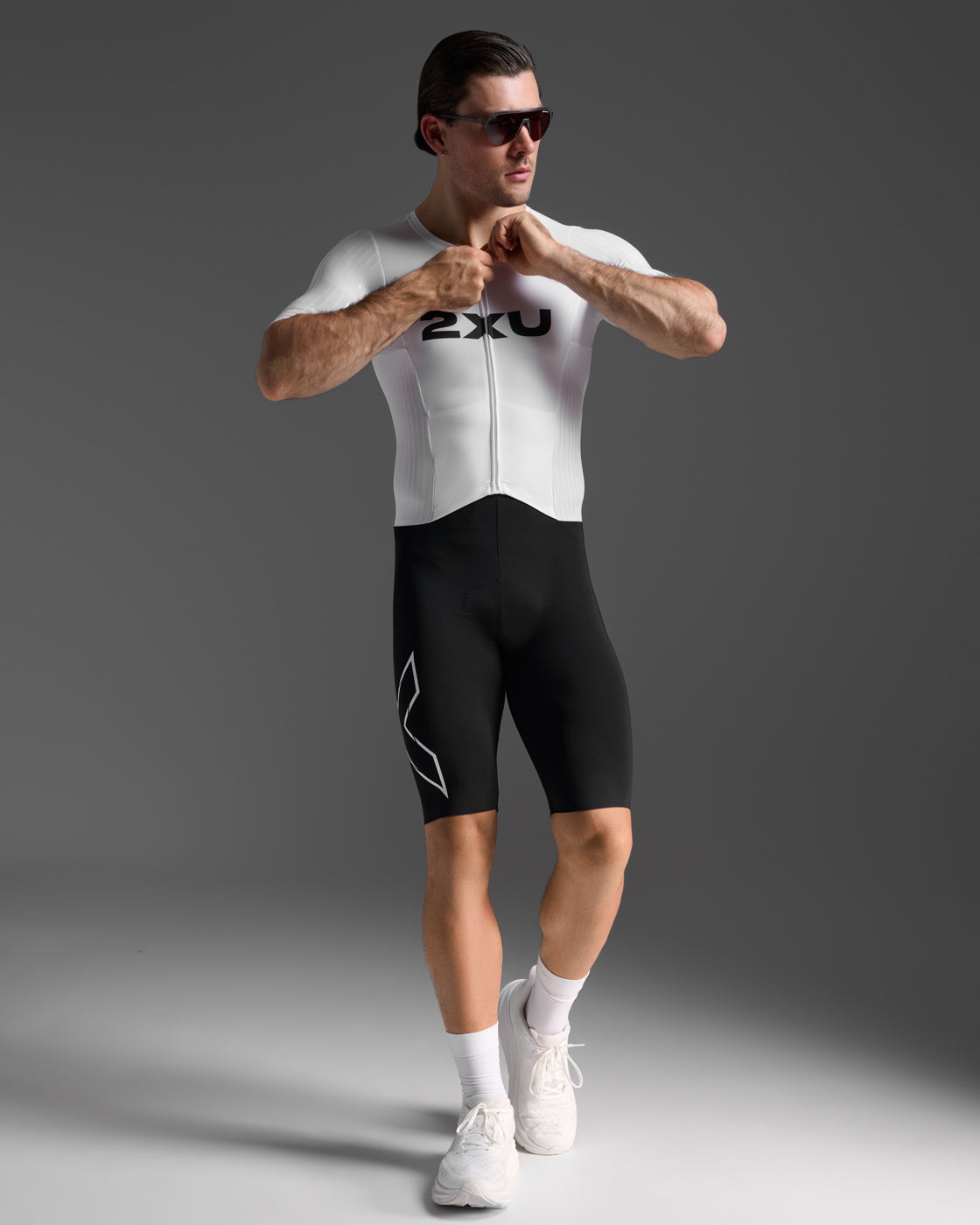 2xu-light-speed-react-trisuit-con-maniche-nero-bianco-triathlon image 6
