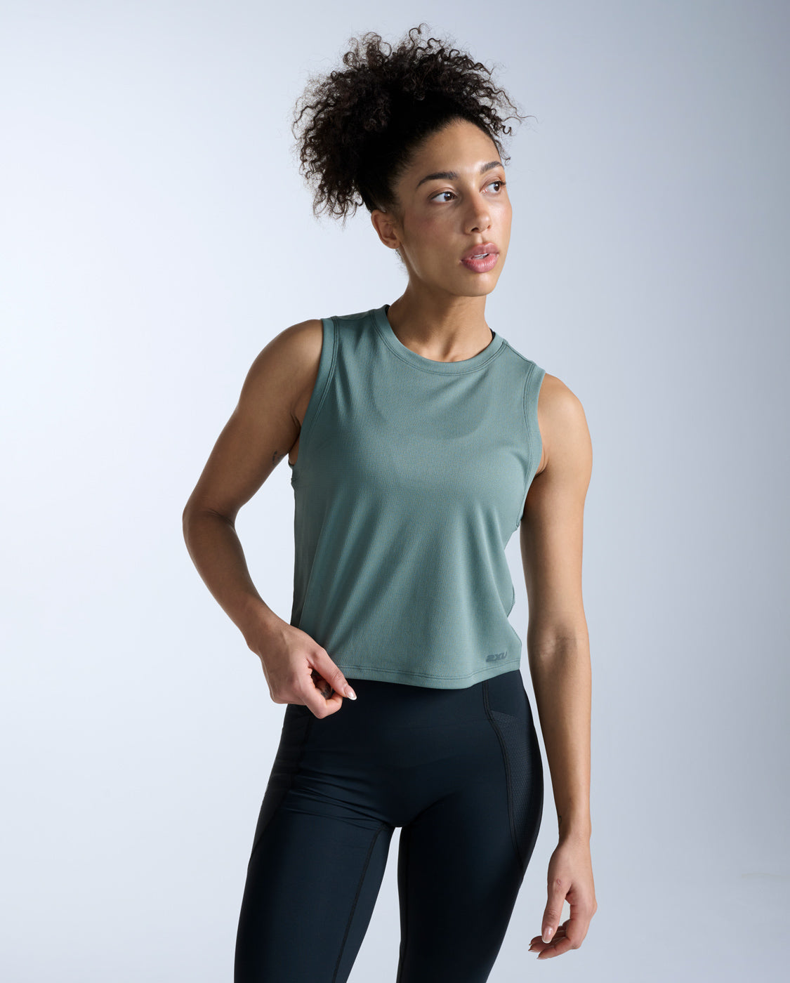 2xu-aero-mesh-crop-tank-donna-verde-salvia-slim image 1