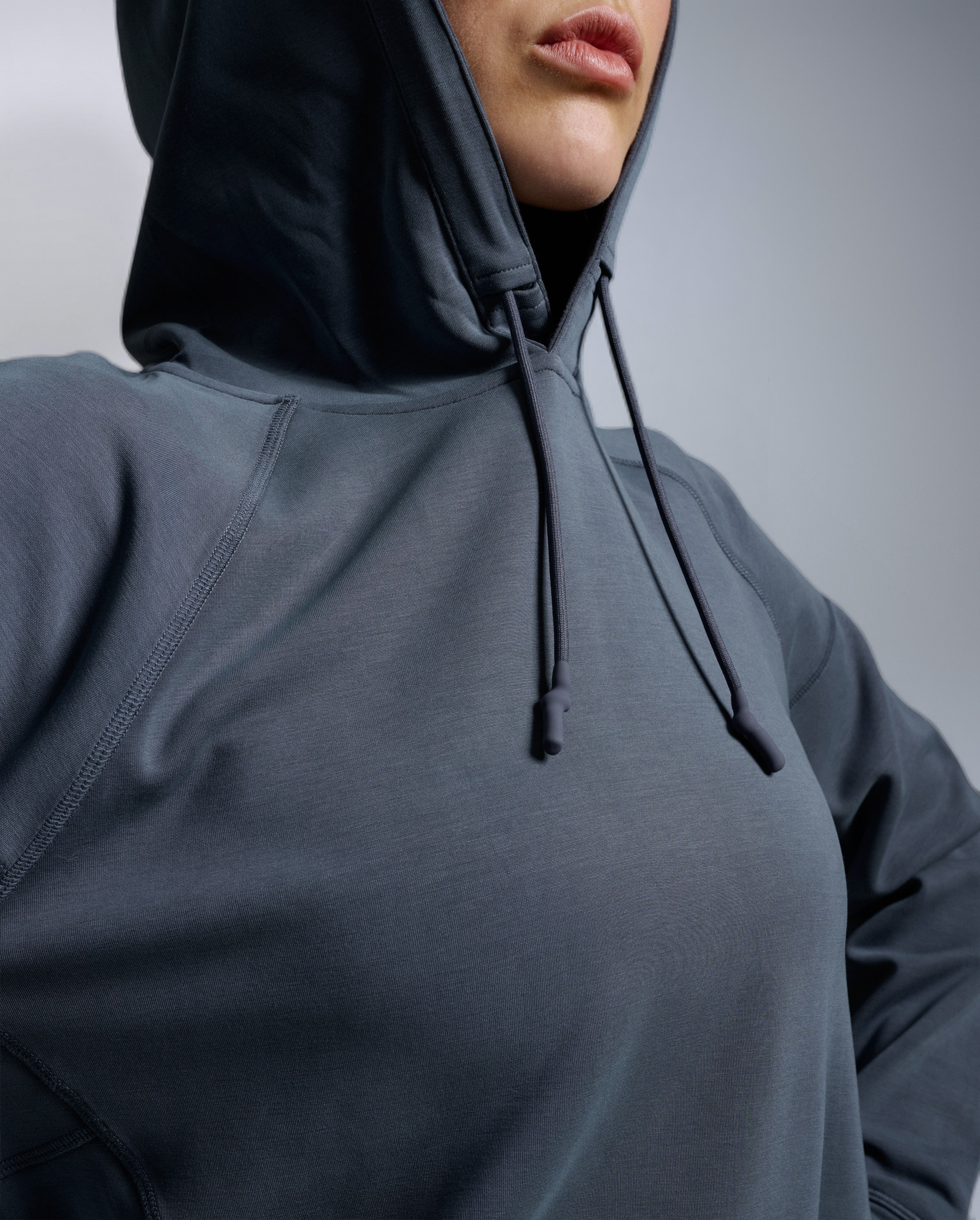 2xu-wonderluxe-sand-washed-cropped-hoodie-felpa-donna-corta-blu image 4