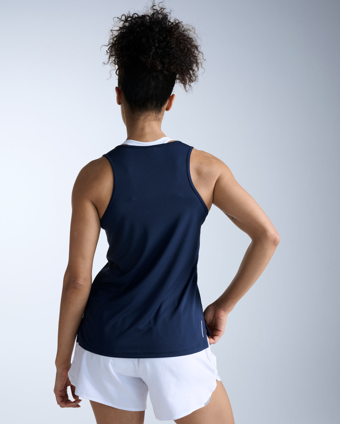 2xu-aero-singlet-donna-canotta-running-blu-slim image 3