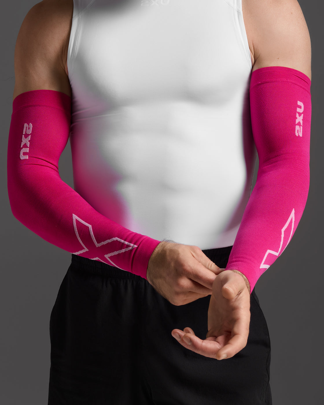 2xu-flex-compression-arm-sleeves-manicotti-a-compressione-unisex-rosa image 1