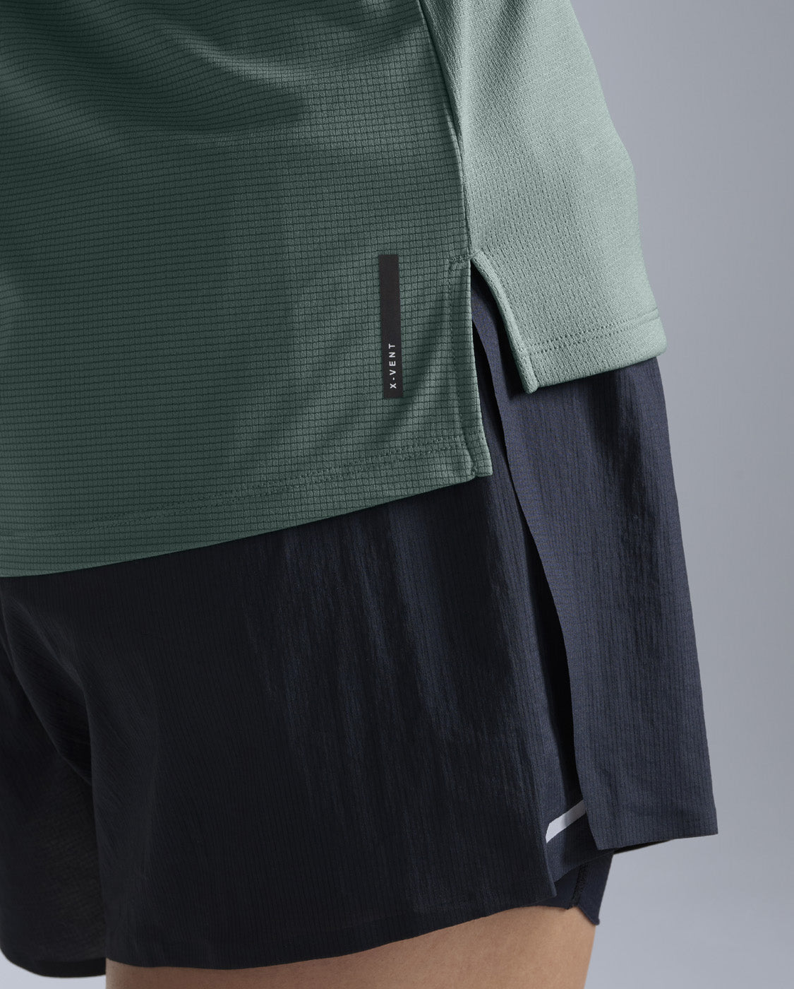 2xu-aero-manica-lunga-donna-slim-verde-running image 4