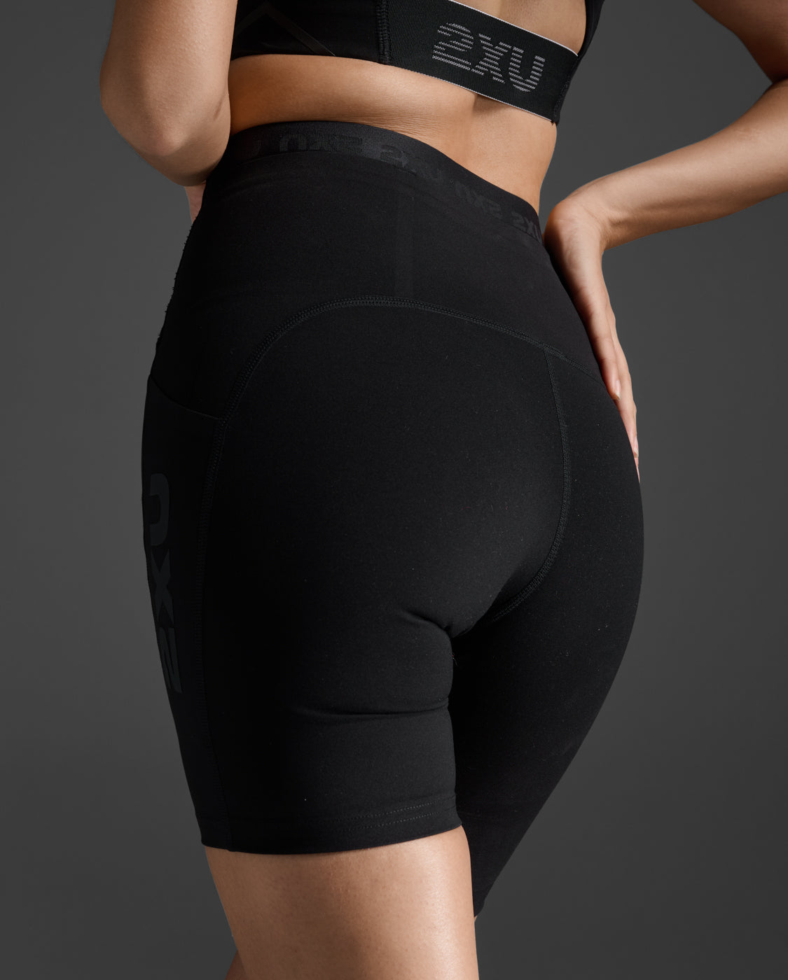2xu-form-stash-hi-rise-6-compression-short-con-tasche-nero image 5