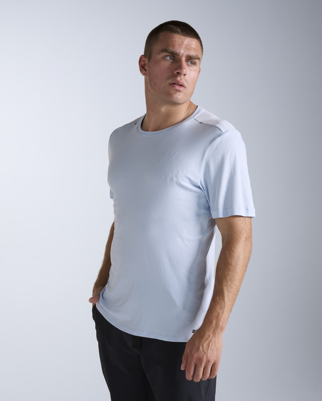 2xu-aero-trail-tee-maglia-trail-running-uomo-regular-fit-blu image 1
