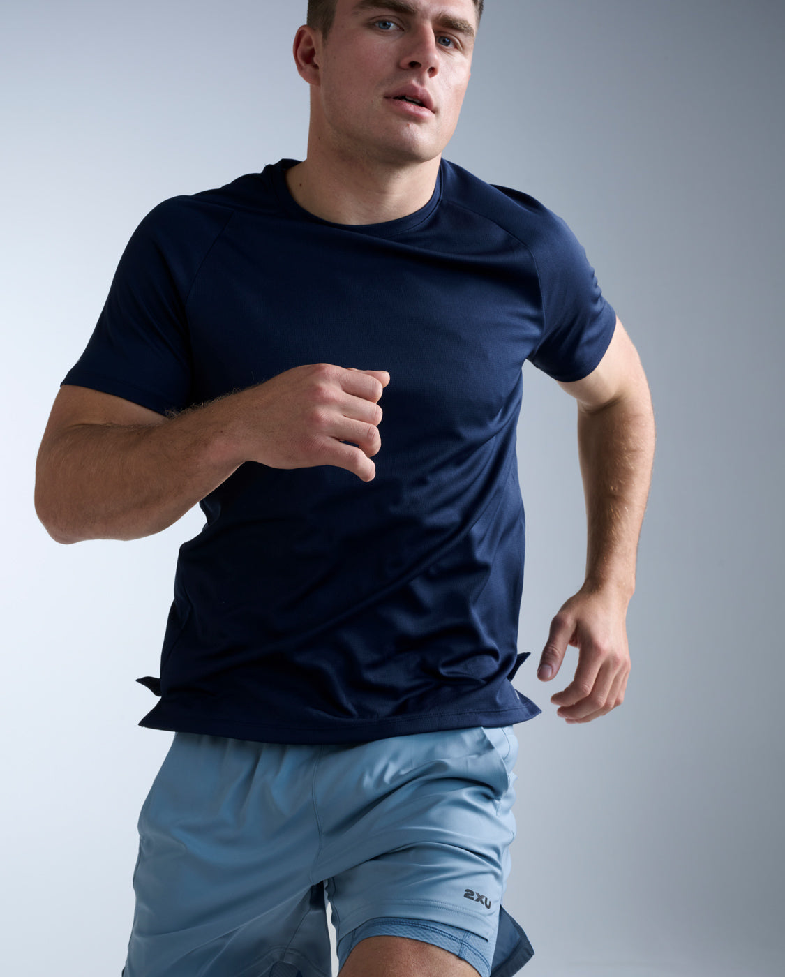 2xu-aero-tee-running-blu-navy-slim image 4