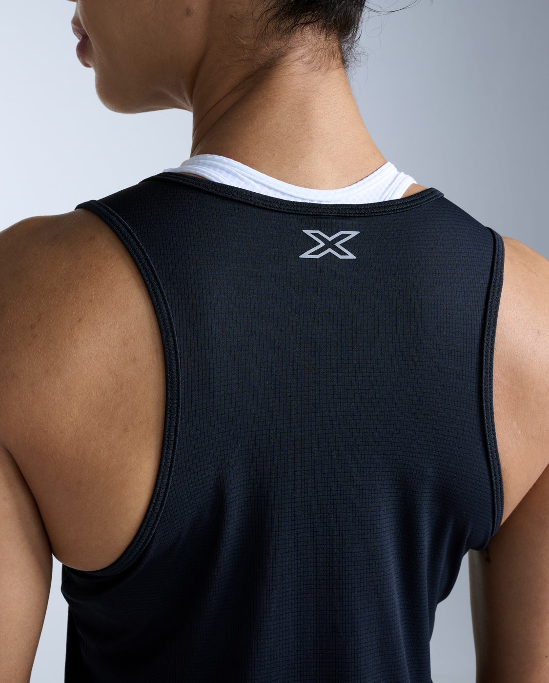 2xu-aero-singlet-canotta-running-donna-slim-nera image 4