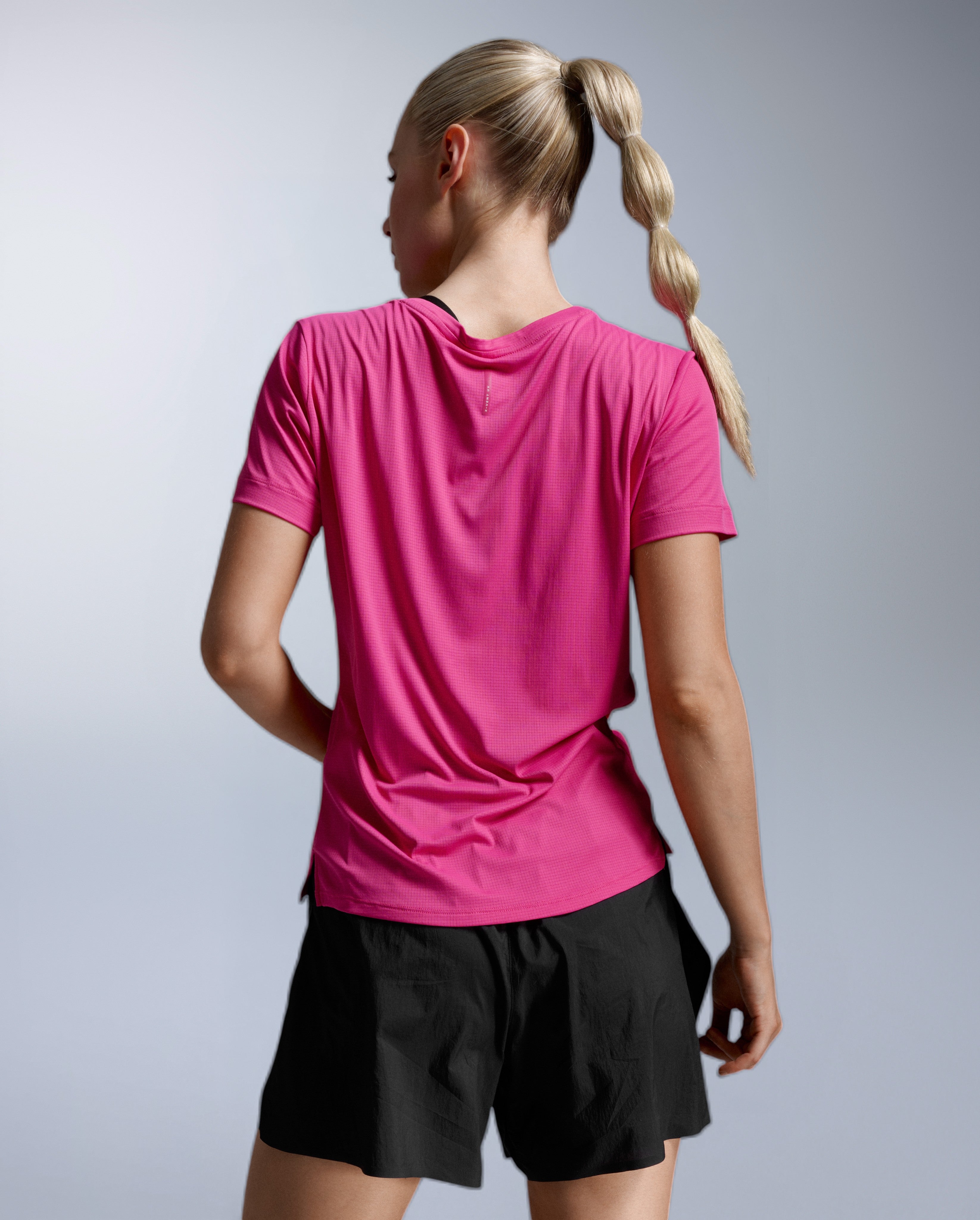 2xu-aero-trail-tee-donna-maglia-trail-running-rosa-upf-50 image 7