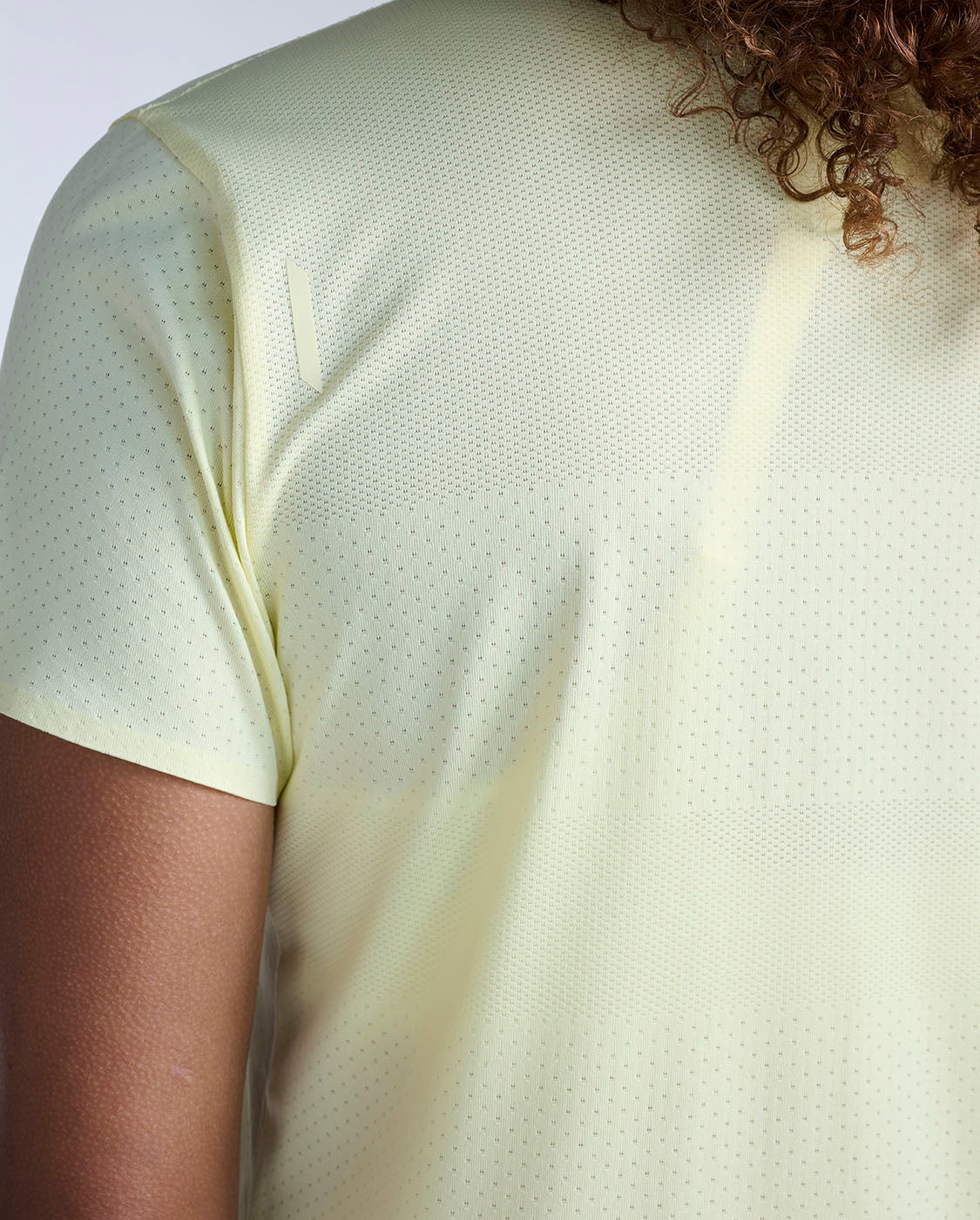 2xu-light-speed-tech-tee-maglia-running-gialla image 4
