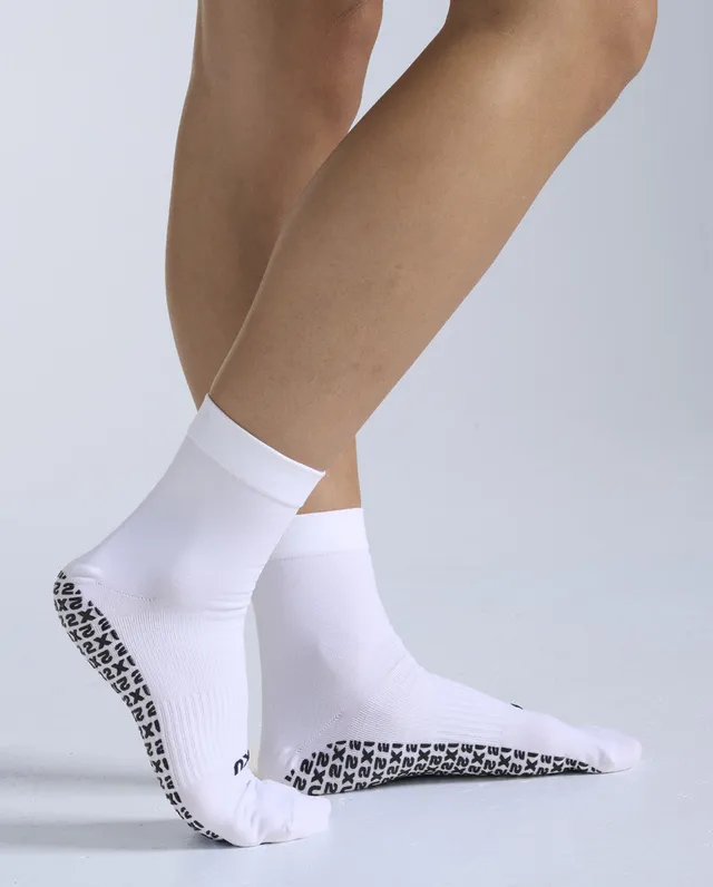 2xu-performance-crew-grip-socks-calze-pilates-crew-bianco-nero image 1