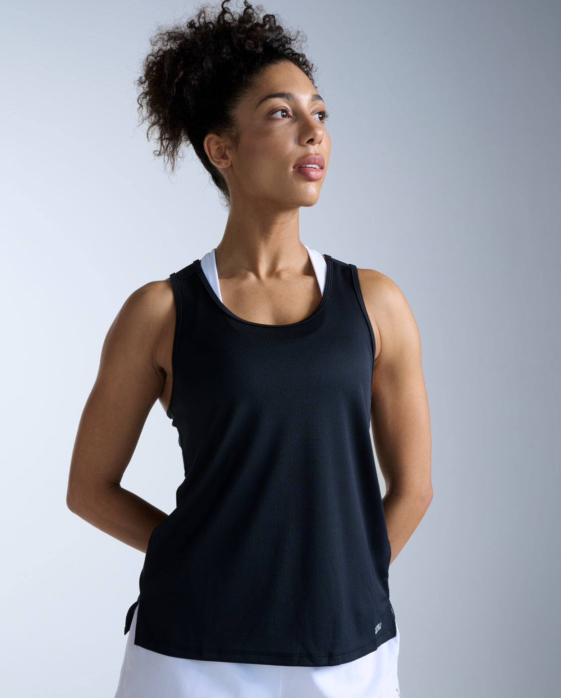 2xu-aero-singlet-canotta-running-donna-slim-nera image 2