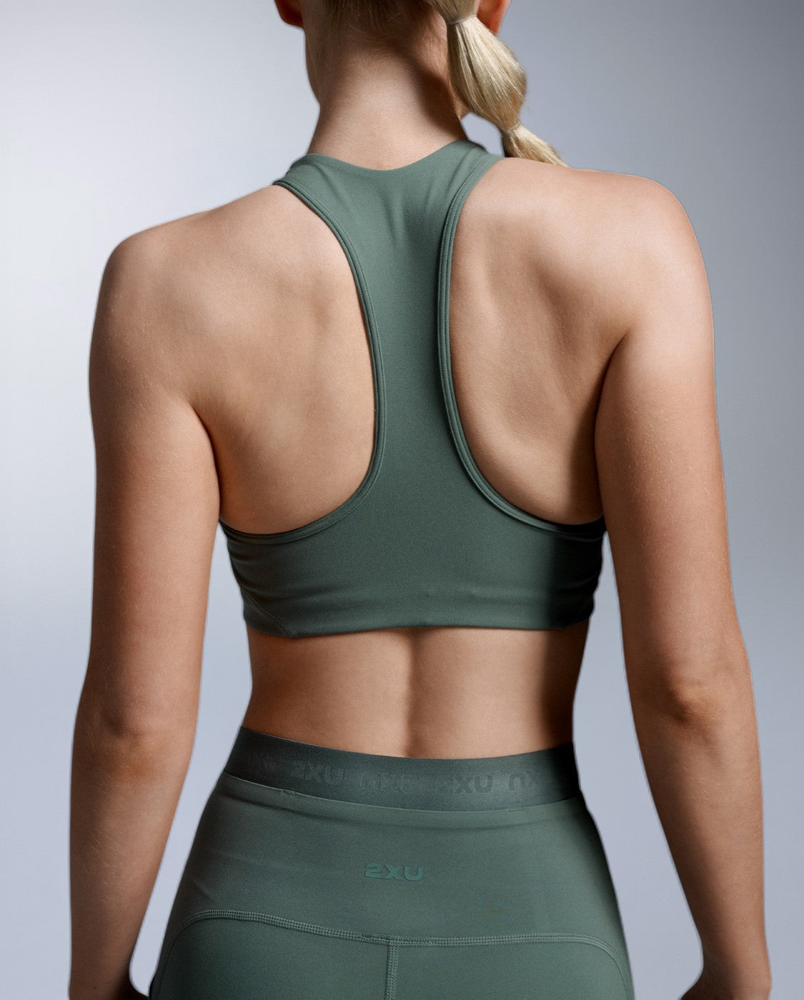 2xu-form-racerback-reggiseno-sportivo-impatto-medio-verde image 2