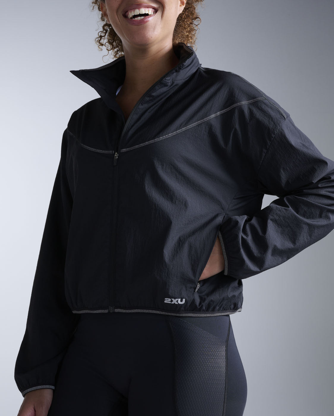 2xu-aero-sheer-bomber-giacca-running-donna-antipioggia-grigio image 4
