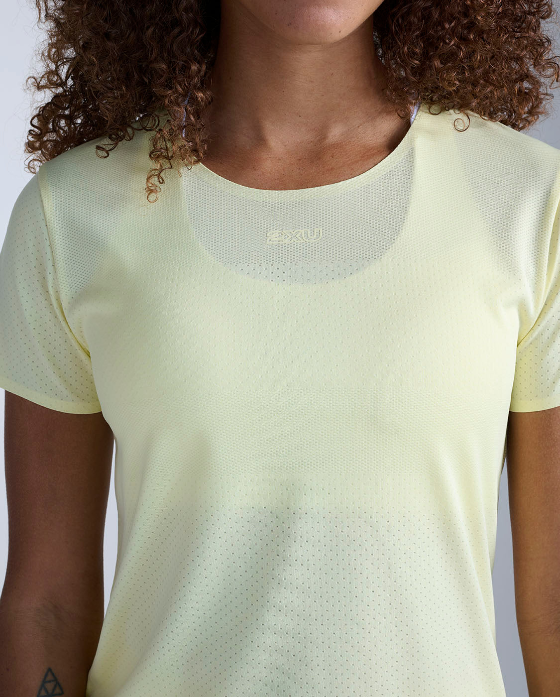 2xu-light-speed-tech-tee-maglia-running-gialla image 3