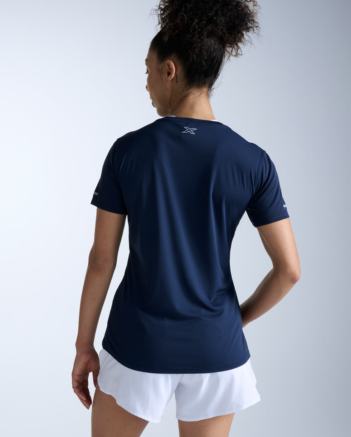 2xu-aero-tee-nera-blu-t-shirt-running-slim-traspirante image 4