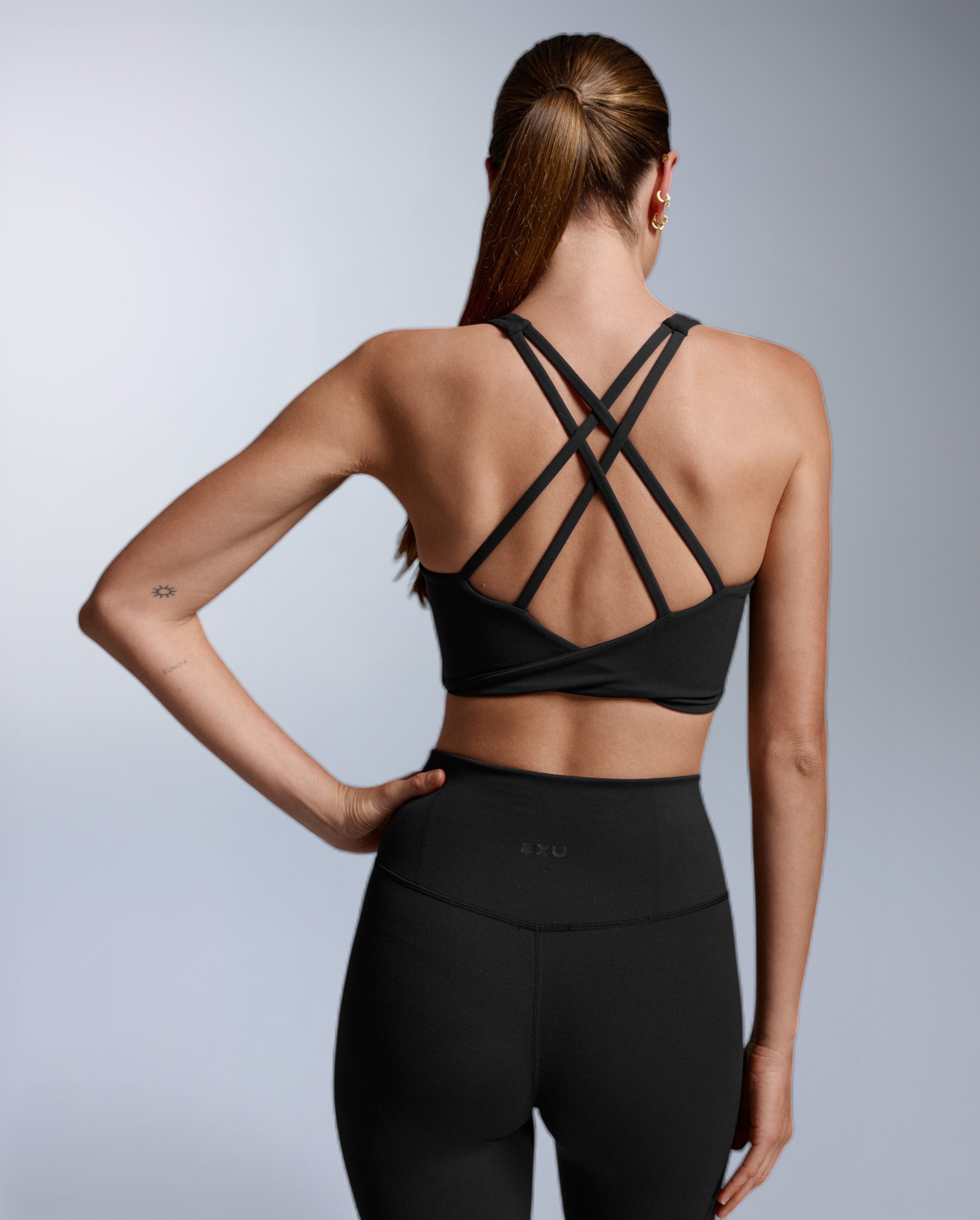 2xu-fluid-twist-back-bra-reggiseno-sportivo-nero-basso-impatto image 2