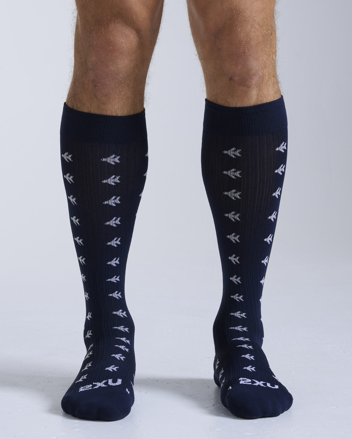 2xu-flight-bamboo-charcoal-compression-socks-calze-viaggio-blu image 1