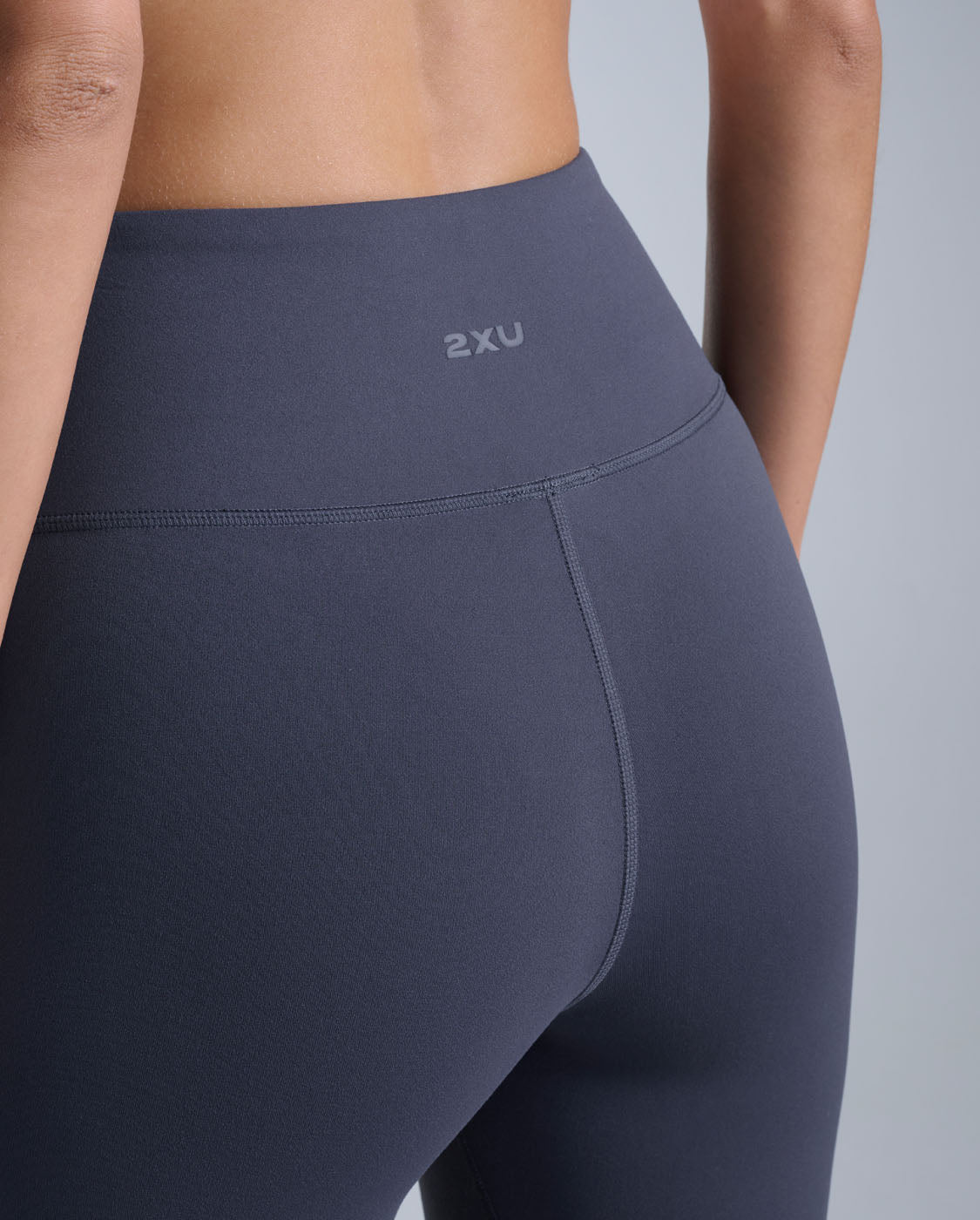2xu-fluid-hi-rise-flare-pants-pantalone-flare-vita-alta image 4