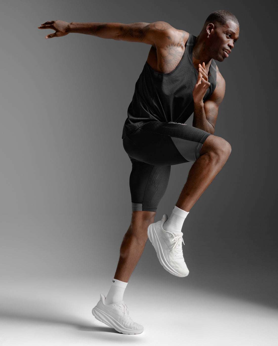 2xu-light-speed-react-singlet-uomo-canotta-running-nera-slim-fit image 5