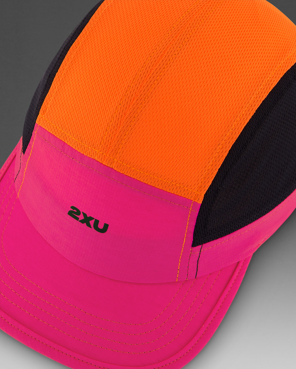 2xu-light-speed-small-cap-cappellino-running-rosa-nero image 4