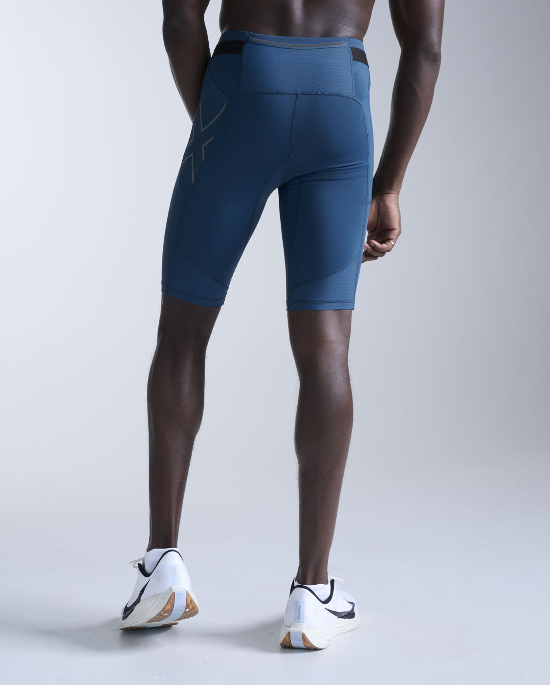 2xu-aero-mesh-compression-shorts-shorts-compressivi-con-tasche image 2