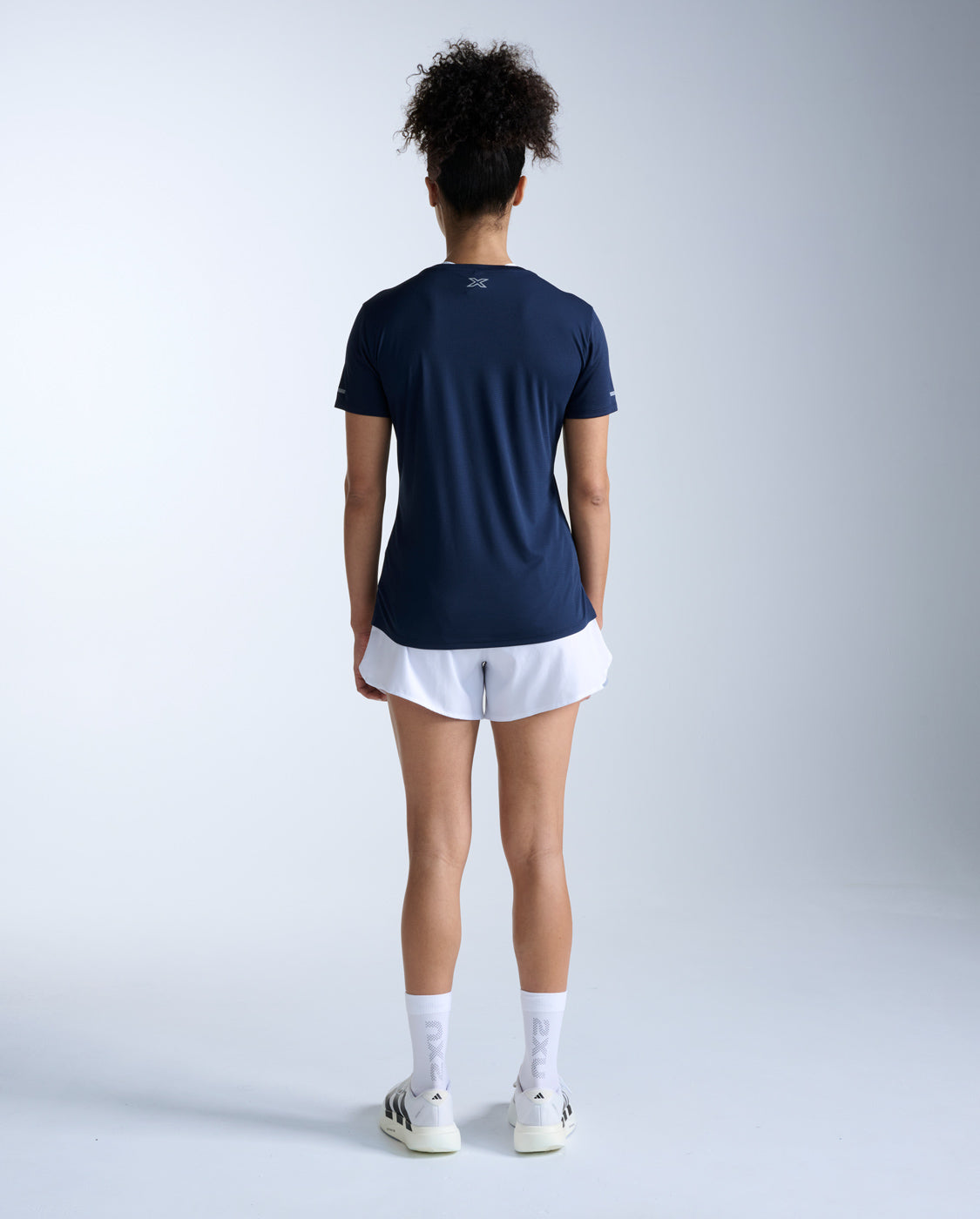 2xu-aero-tee-nera-blu-t-shirt-running-slim-traspirante image 7