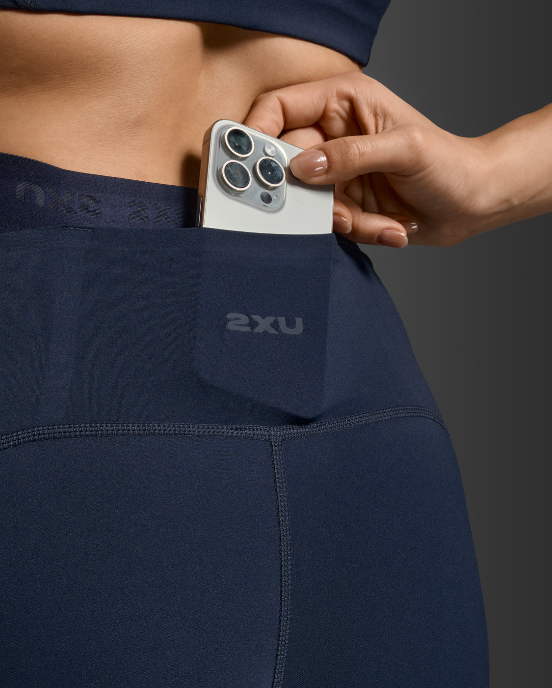 2xu-form-stash-hi-rise-leggings-compressione-7-8-con-tasche-blu-navy image 8