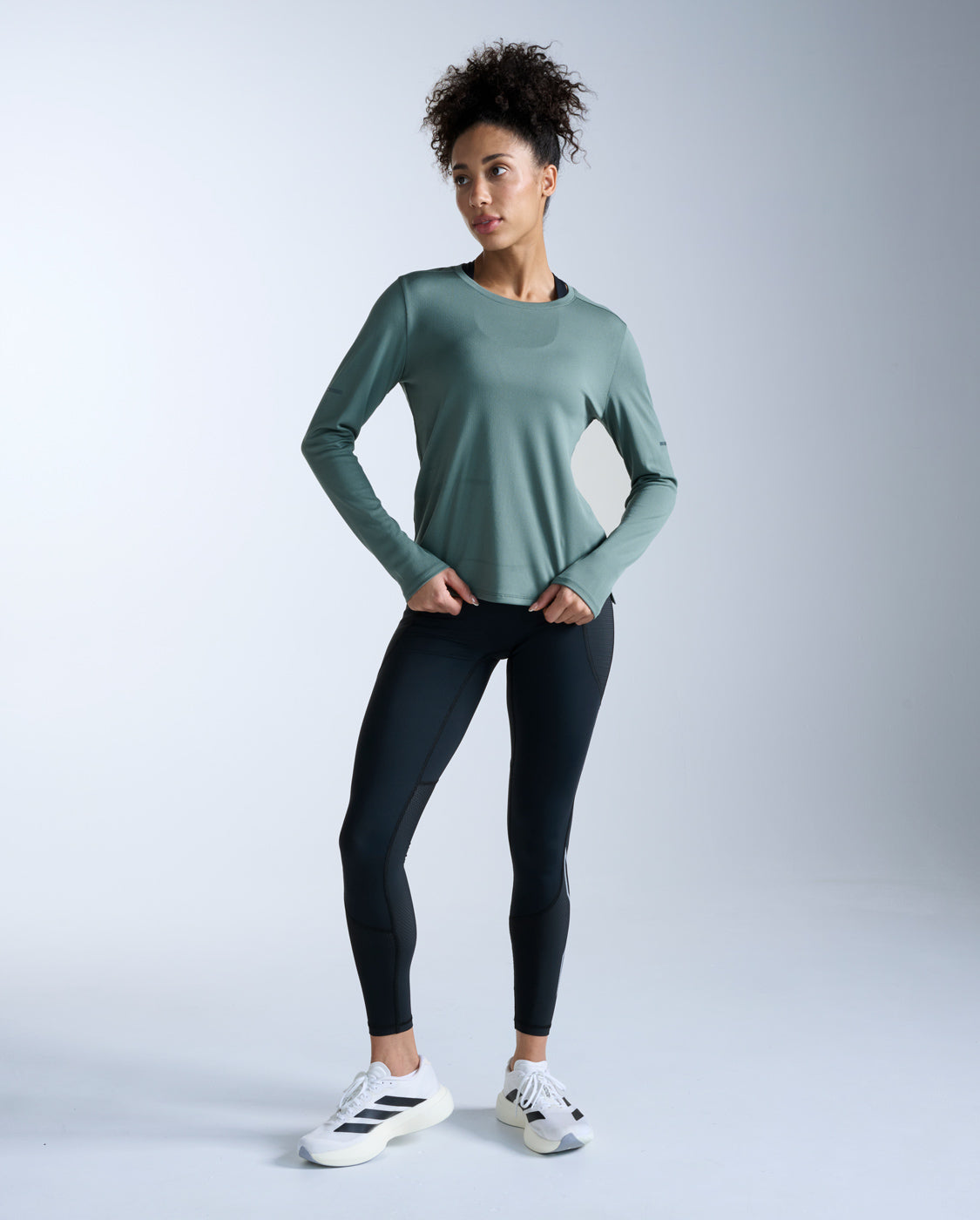 2xu-aero-manica-lunga-donna-slim-verde-running image 5