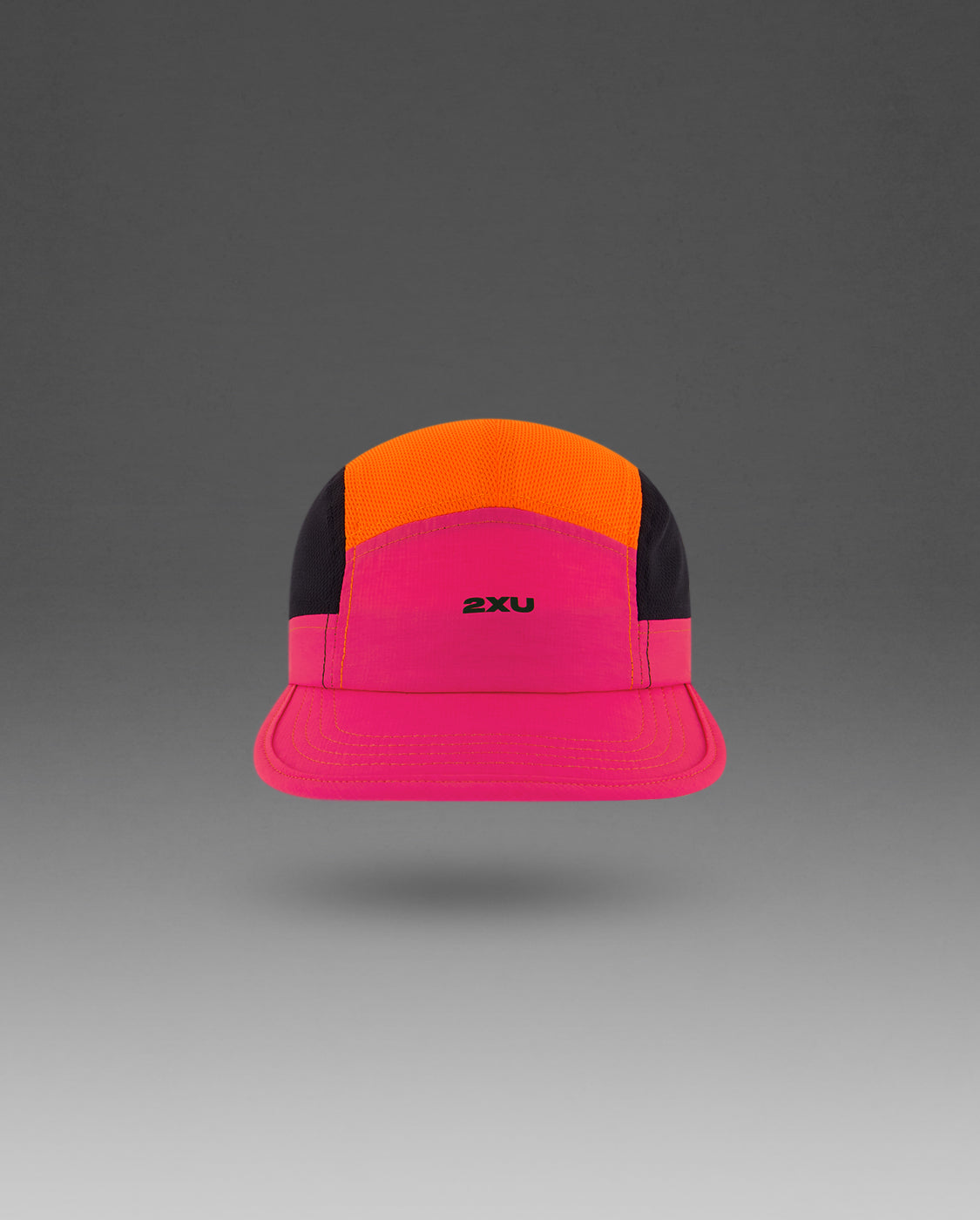 2xu-light-speed-small-cap-cappellino-running-rosa-nero image 2