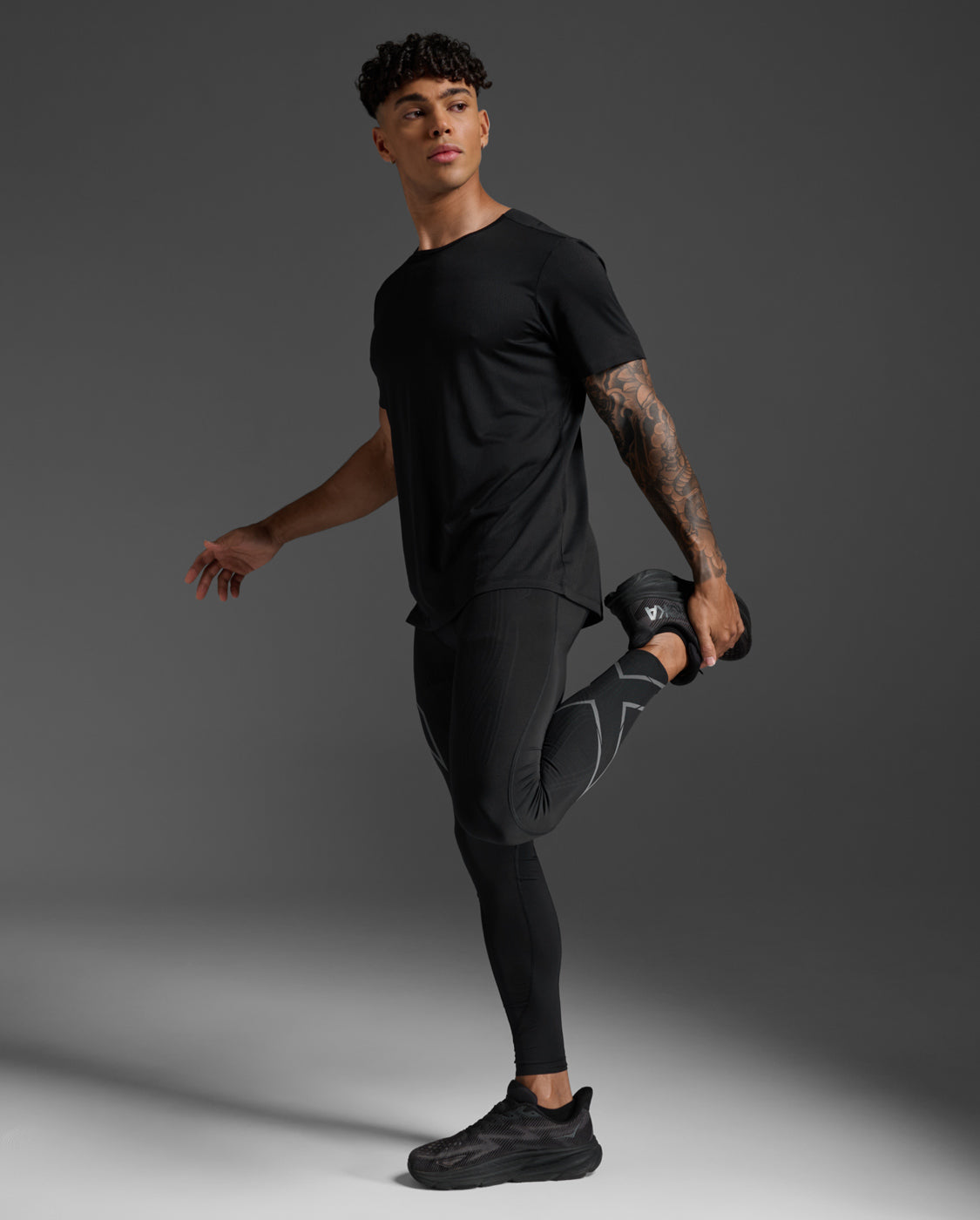 2xu-light-speed-tech-tee-maglia-running-traspirante-nera image 6