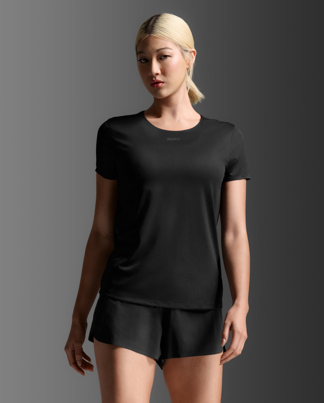 2xu-light-speed-tech-tee-t-shirt-running-nera image 2
