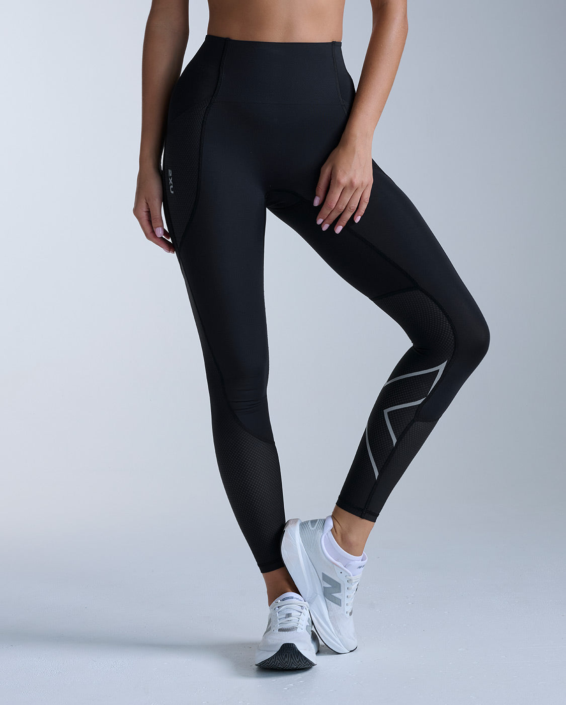 2xu-aero-mesh-hi-rise-compression-tights-nero image 1
