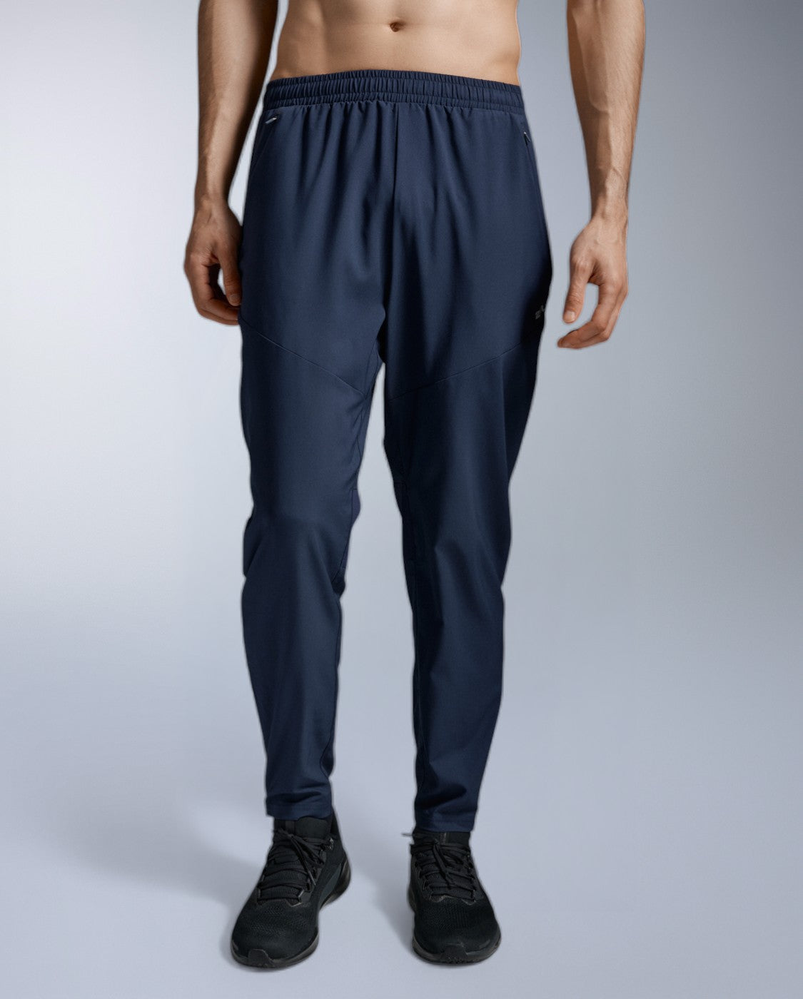 2xu-aero-woven-jogger-uomo-pantaloni-running-leggeri-slim image 1