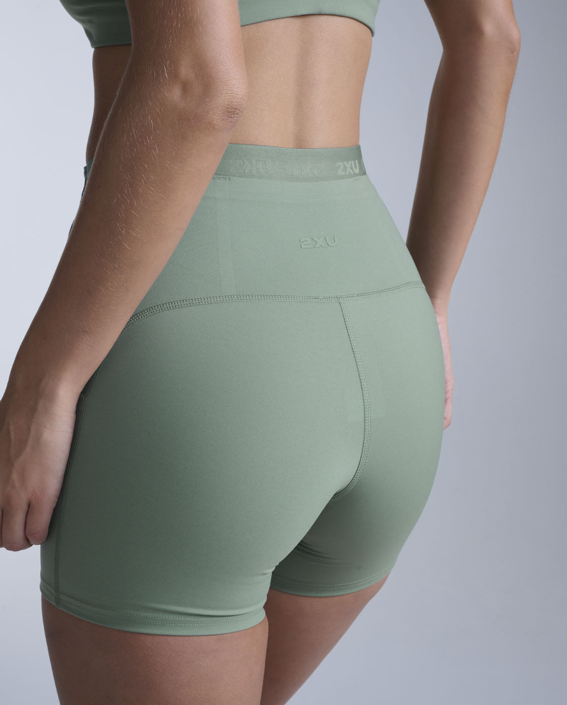 2xu-form-stash-hi-rise-compression-4-inch-shorts-ciclisti-training-verde image 6