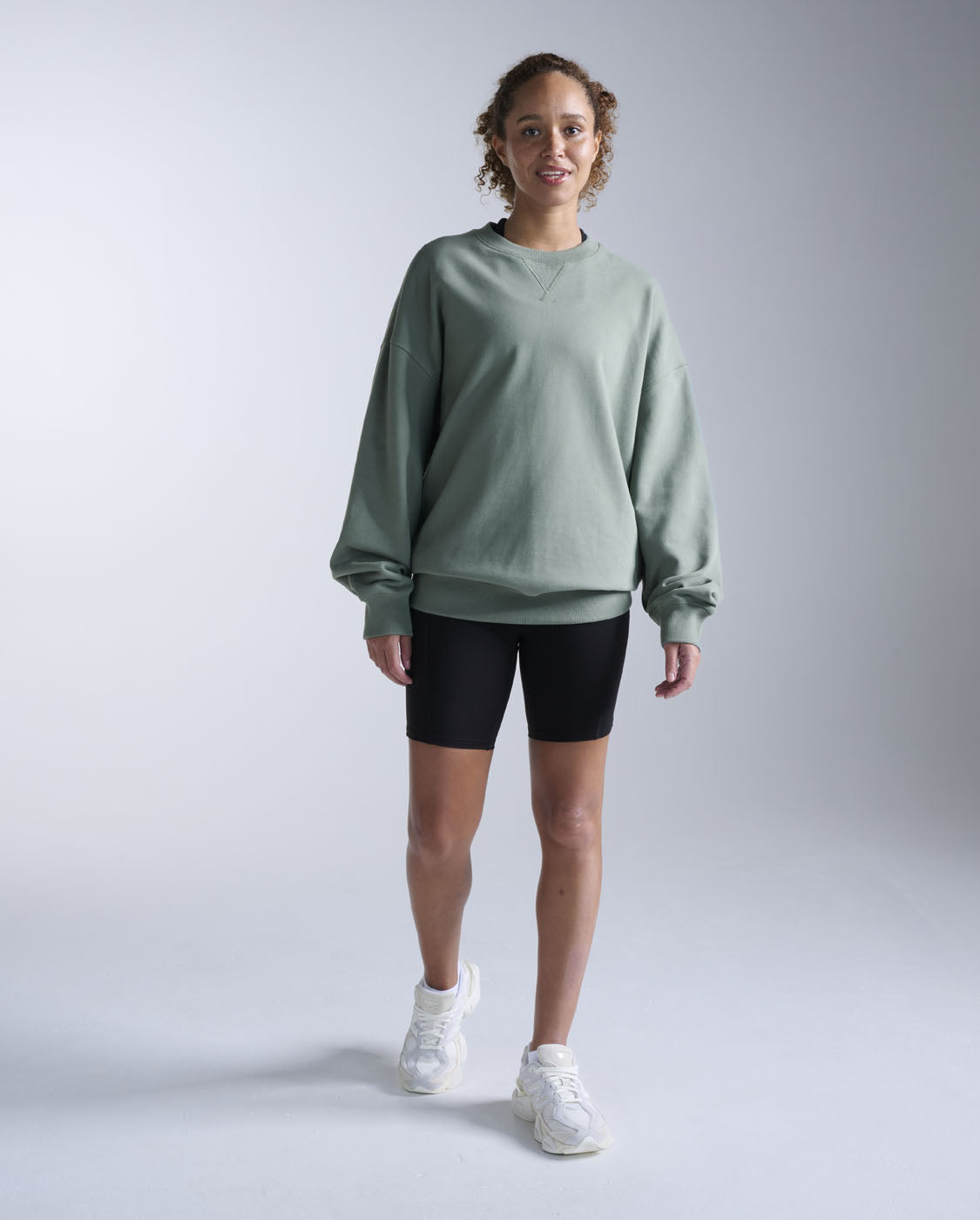 2xu-ez-oversized-organic-cotton-crew-verde-felpa-girocollo-unisex image 4