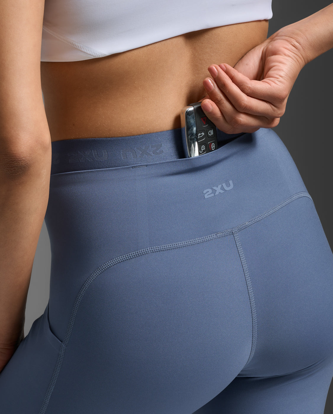 2xu-form-stash-hi-rise-compression-tights-blu-con-tasche-leggings-training-donna image 8