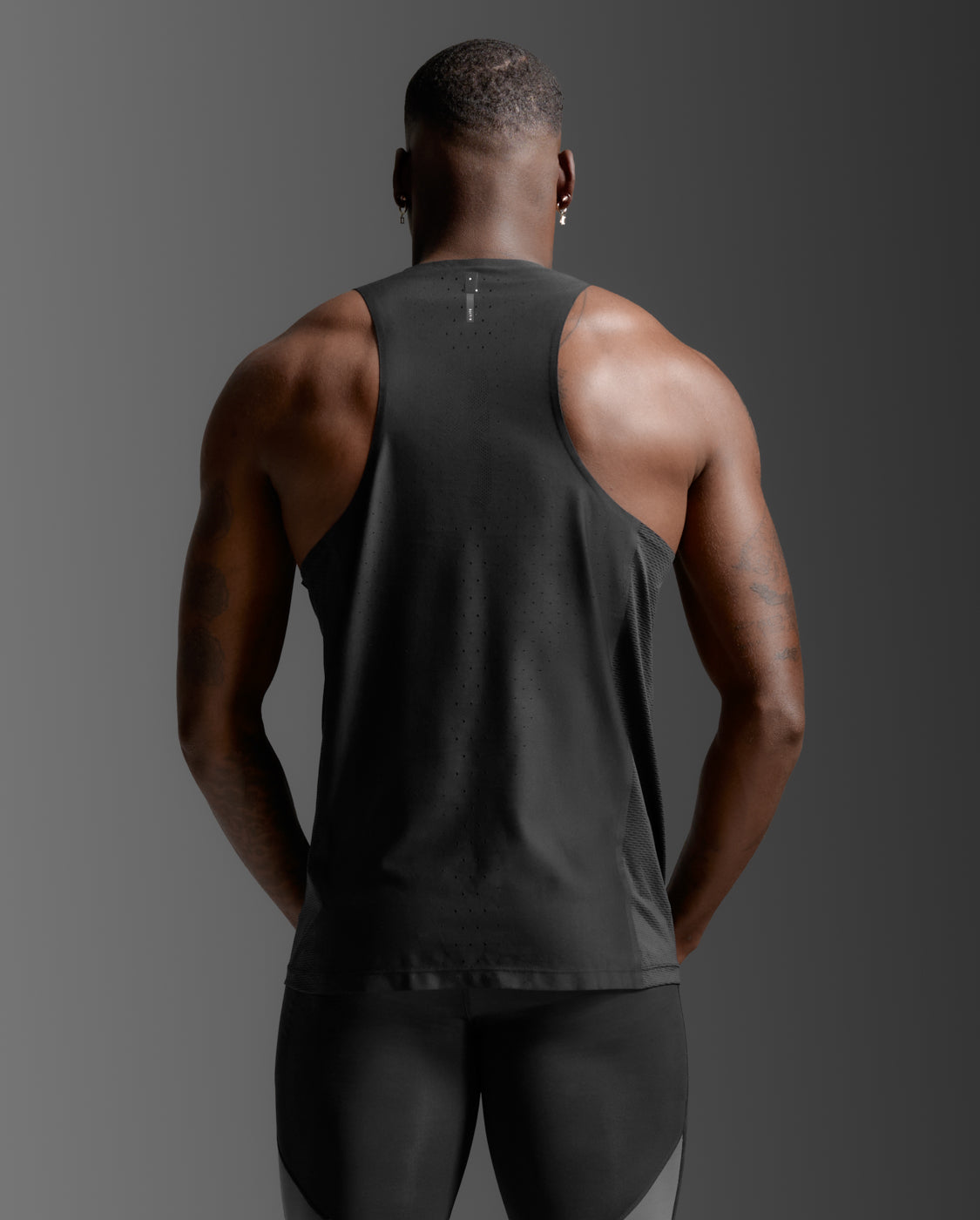 2xu-light-speed-react-singlet-uomo-canotta-running-nera-slim-fit image 3