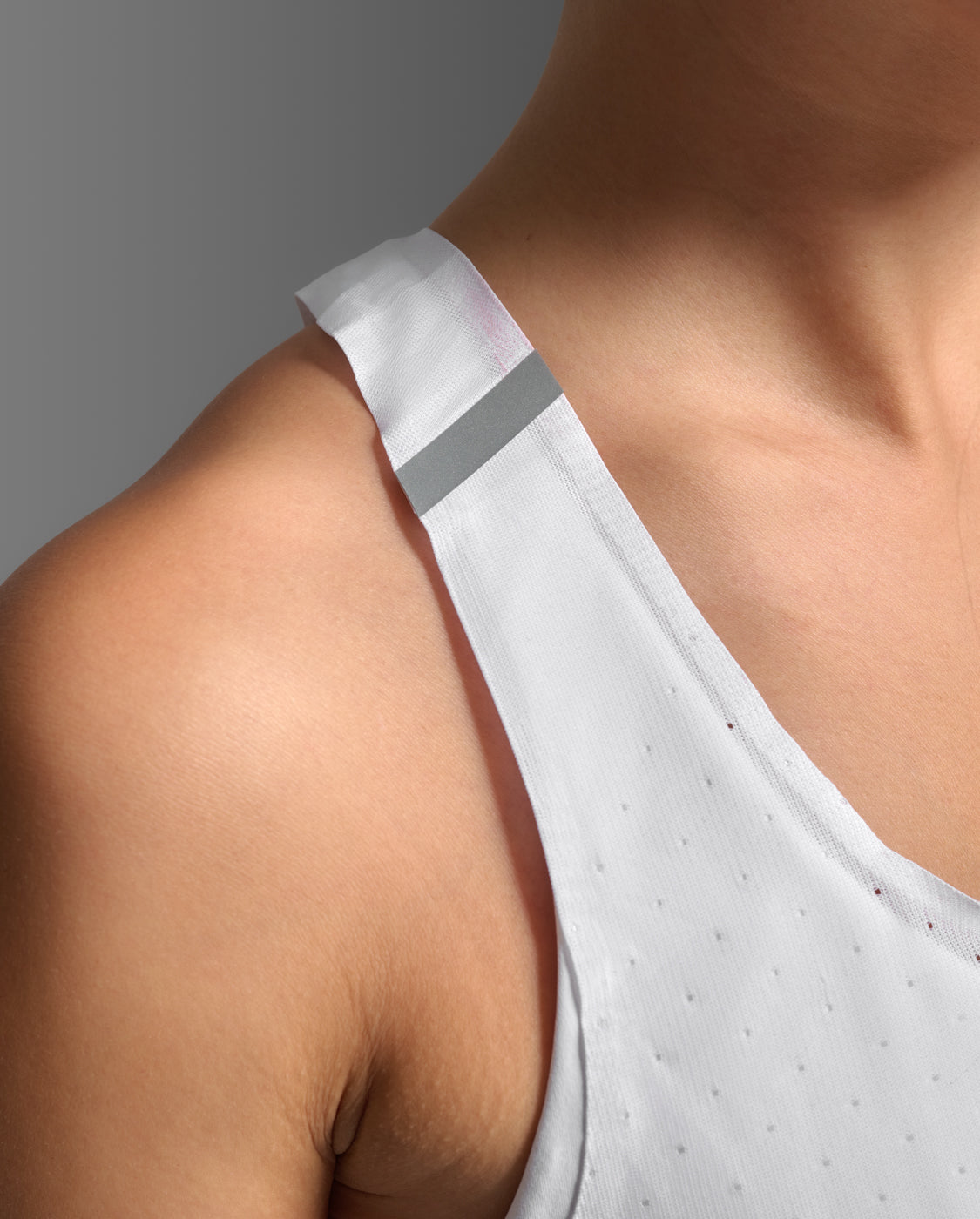 2xu-light-speed-react-crop-singlet-top-running-donna image 8