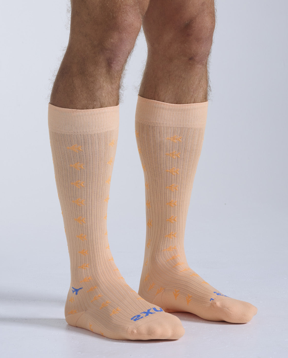 2xu-flight-bamboo-charcoal-compression-socks-calzini-volo-compressivi image 1