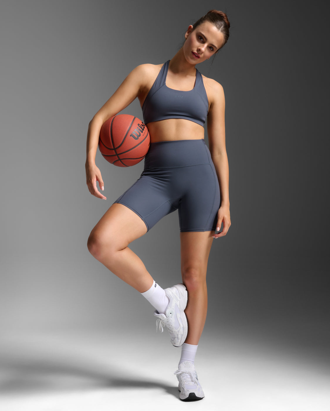 2xu-form-stash-hi-rise-short-a-compressione-6-con-tasche image 6