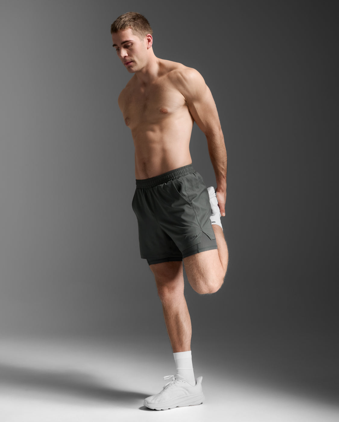 2xu-aero-mesh-2-in-1-5-inch-short-grigio-slim image 3